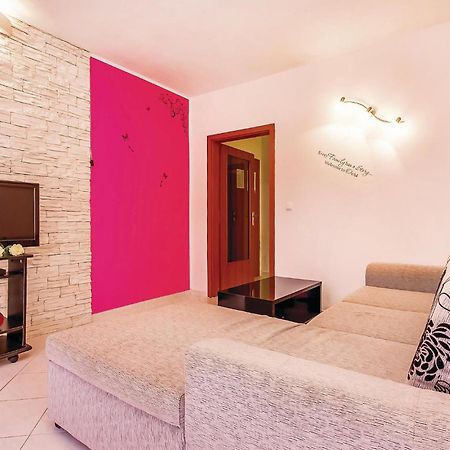 Awesome apartment in Dobrinj with 2 Bedrooms&WiFi Buitenkant foto