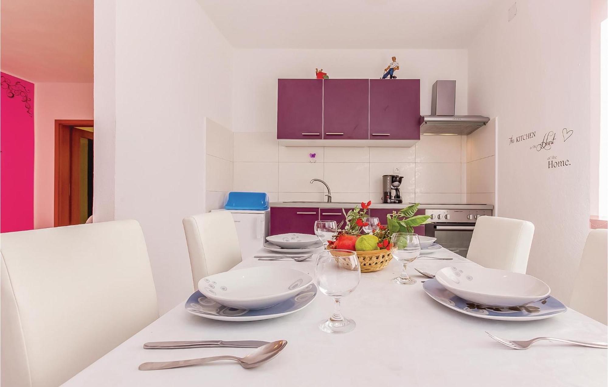 Awesome apartment in Dobrinj with 2 Bedrooms&WiFi Buitenkant foto