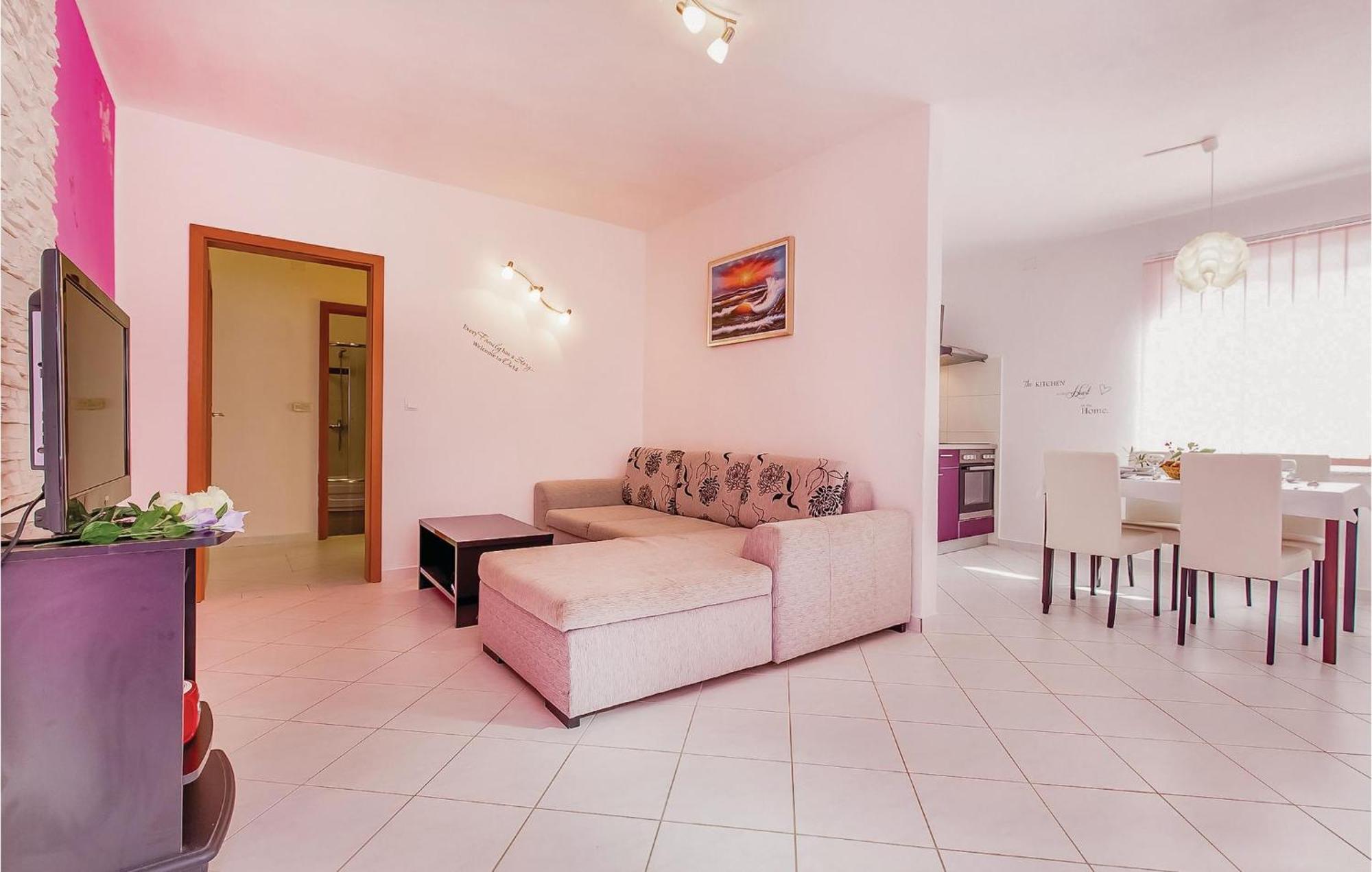 Awesome apartment in Dobrinj with 2 Bedrooms&WiFi Buitenkant foto