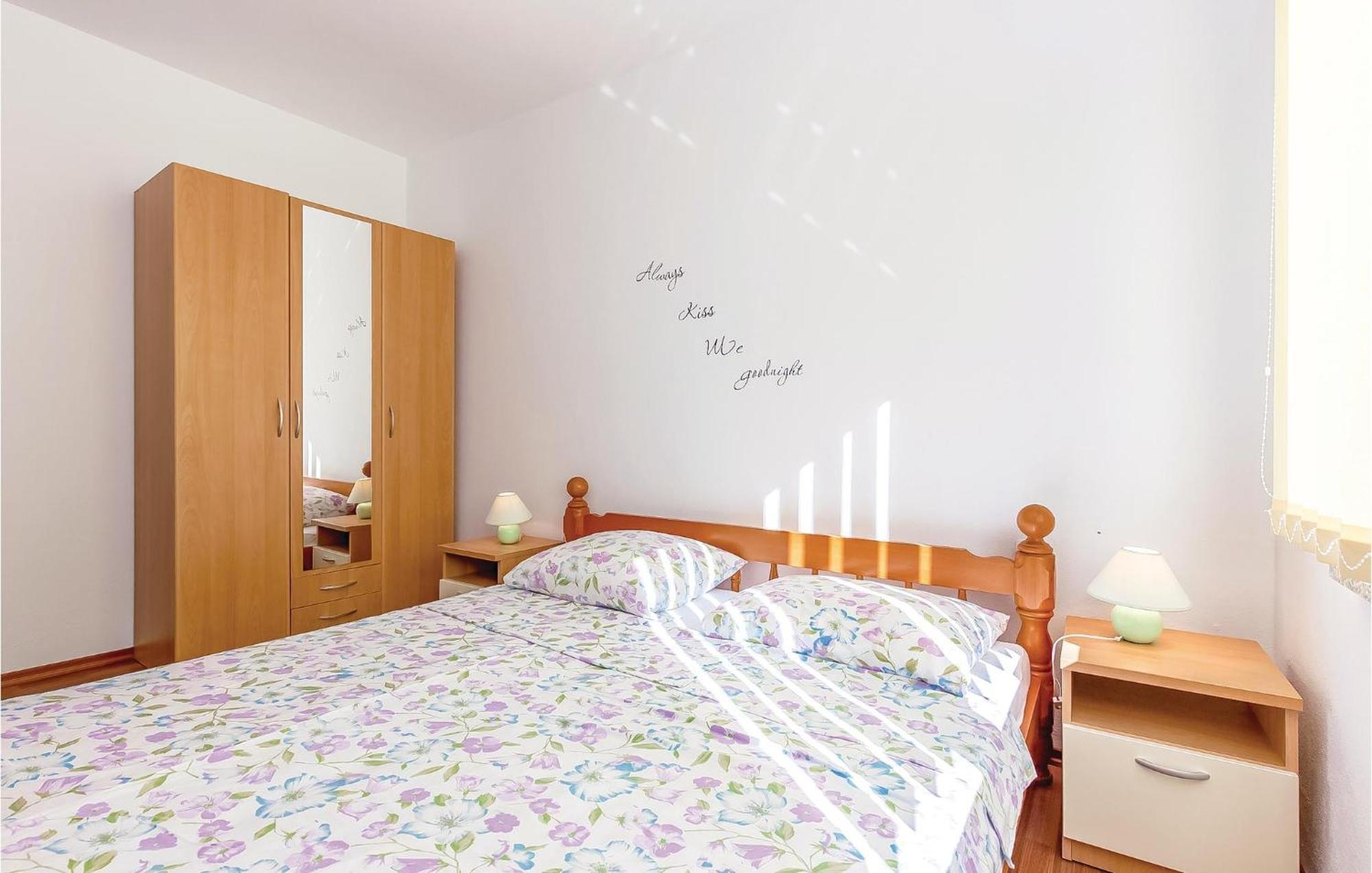 Awesome apartment in Dobrinj with 2 Bedrooms&WiFi Buitenkant foto