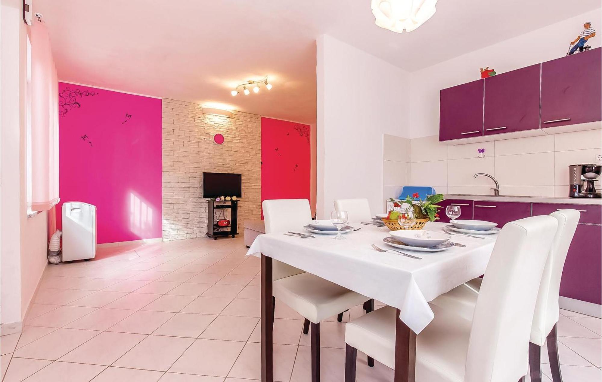 Awesome apartment in Dobrinj with 2 Bedrooms&WiFi Buitenkant foto
