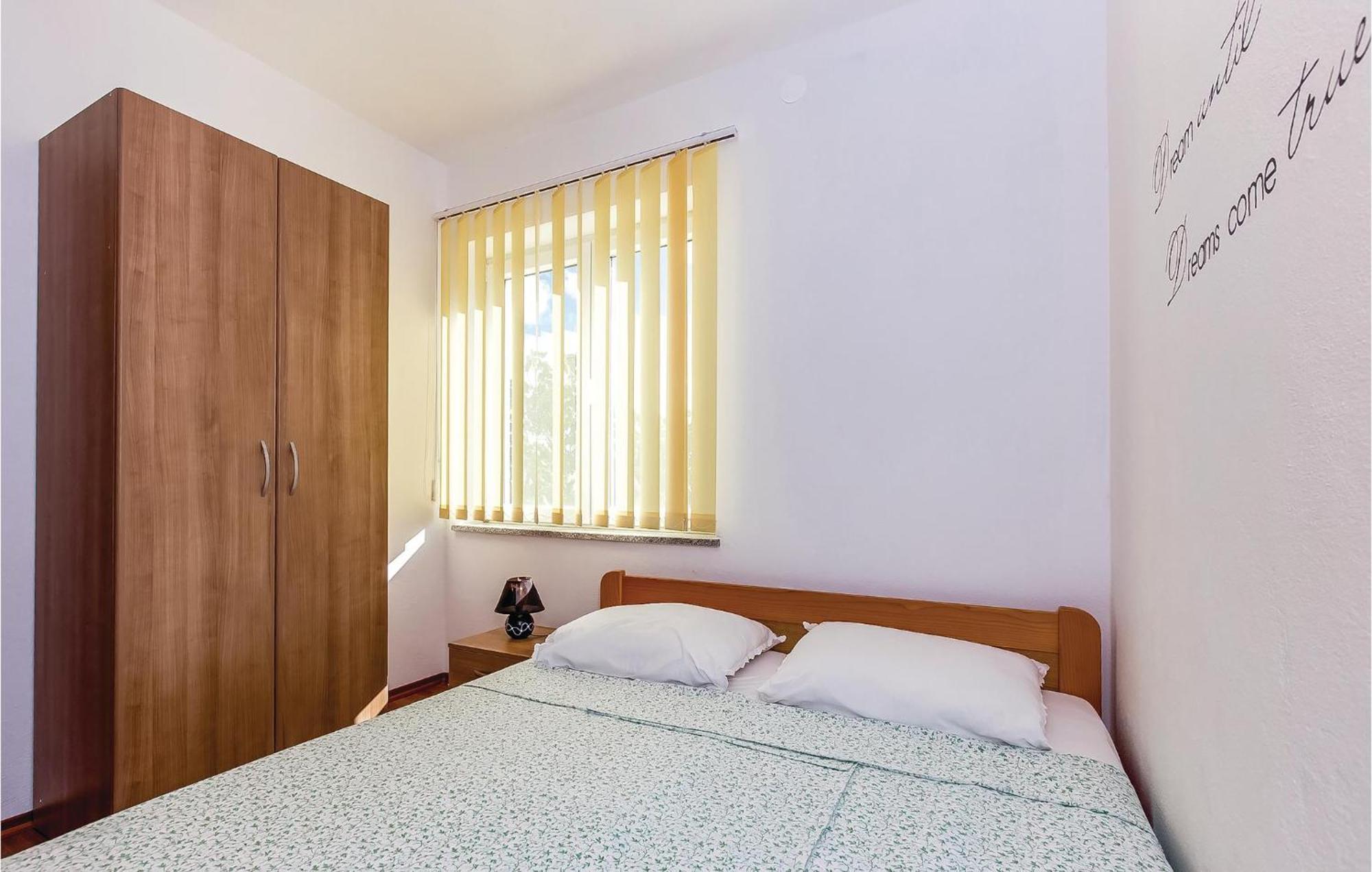 Awesome apartment in Dobrinj with 2 Bedrooms&WiFi Buitenkant foto
