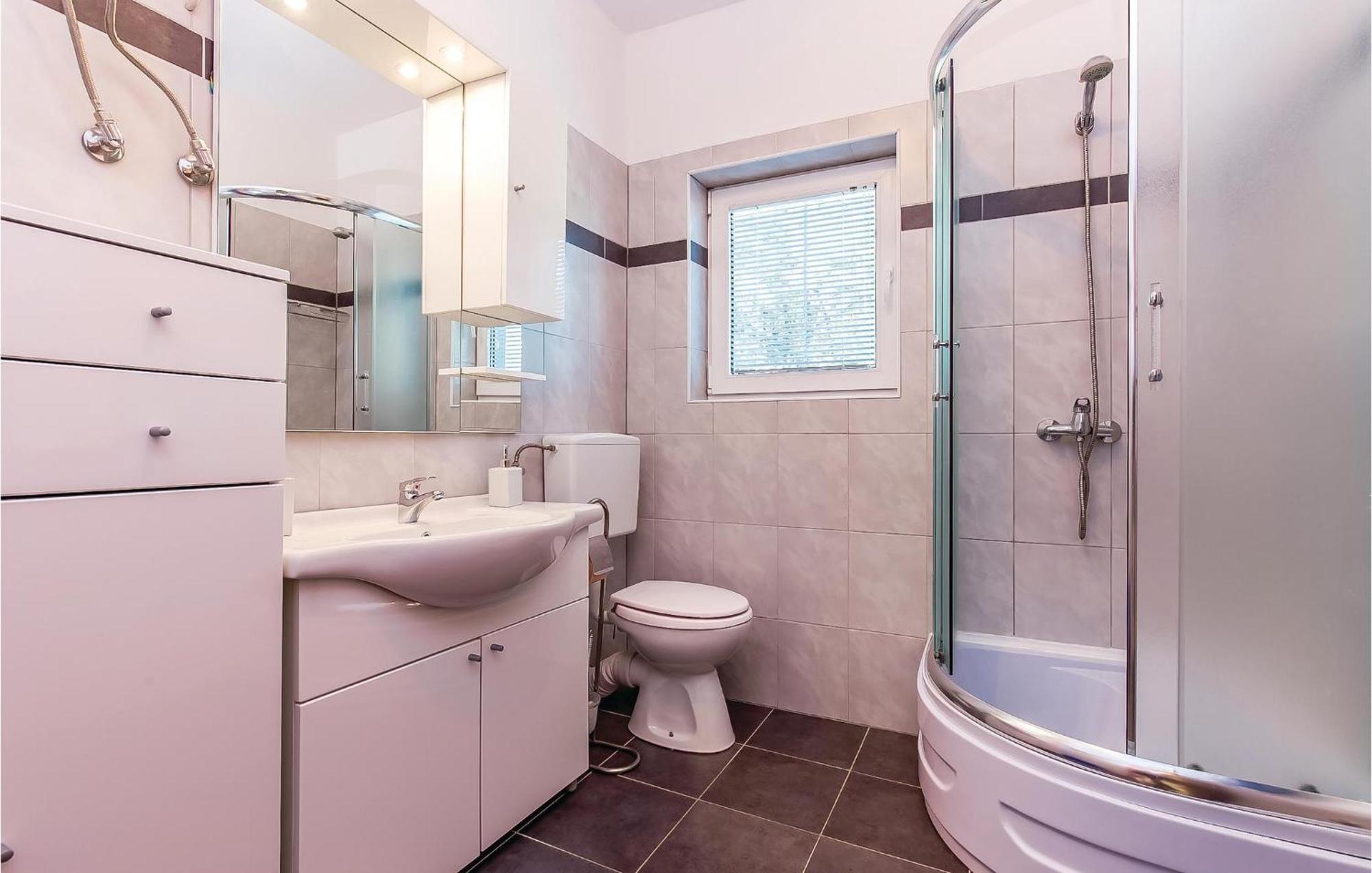 Awesome apartment in Dobrinj with 2 Bedrooms&WiFi Buitenkant foto
