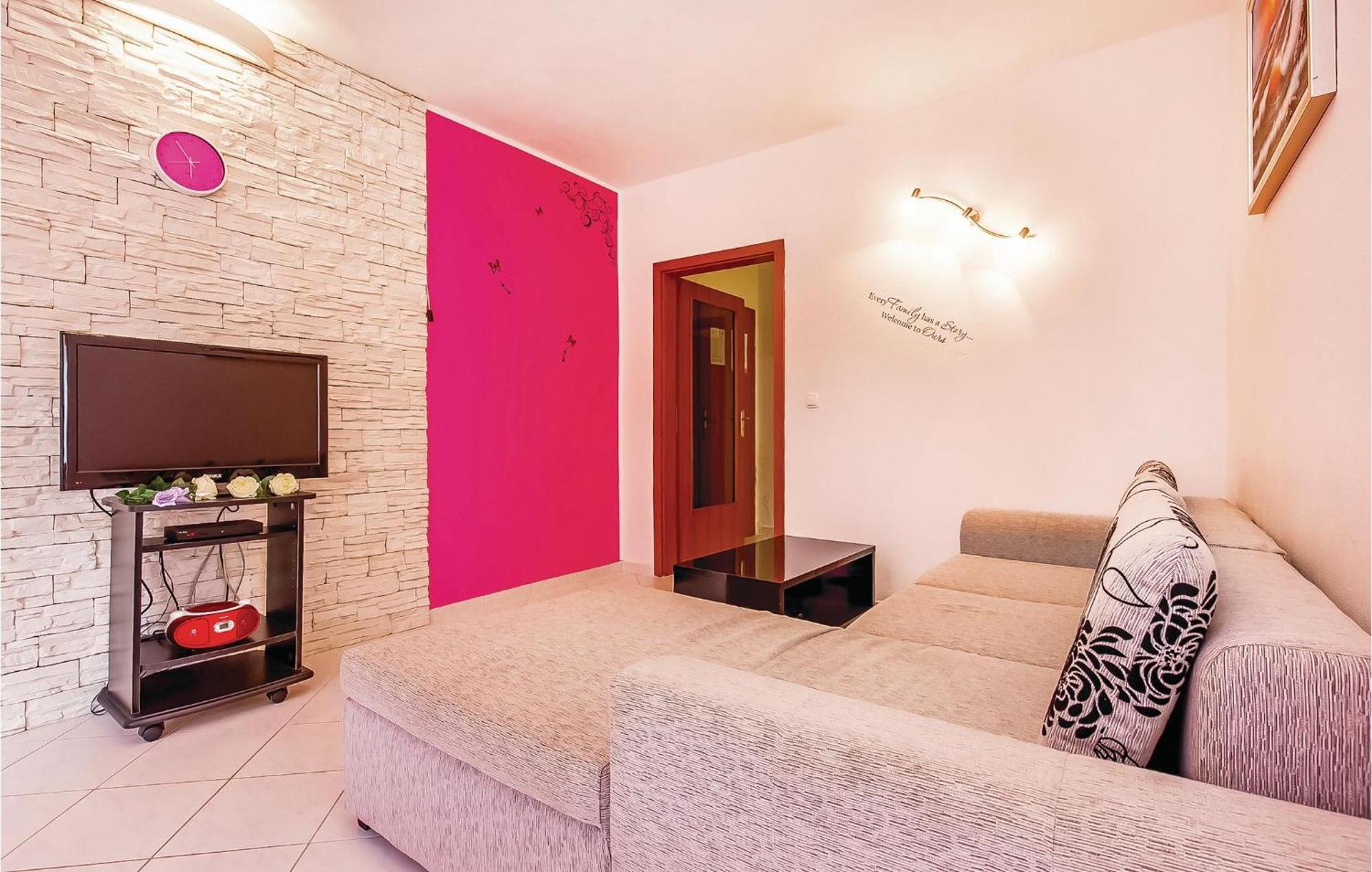Awesome apartment in Dobrinj with 2 Bedrooms&WiFi Buitenkant foto