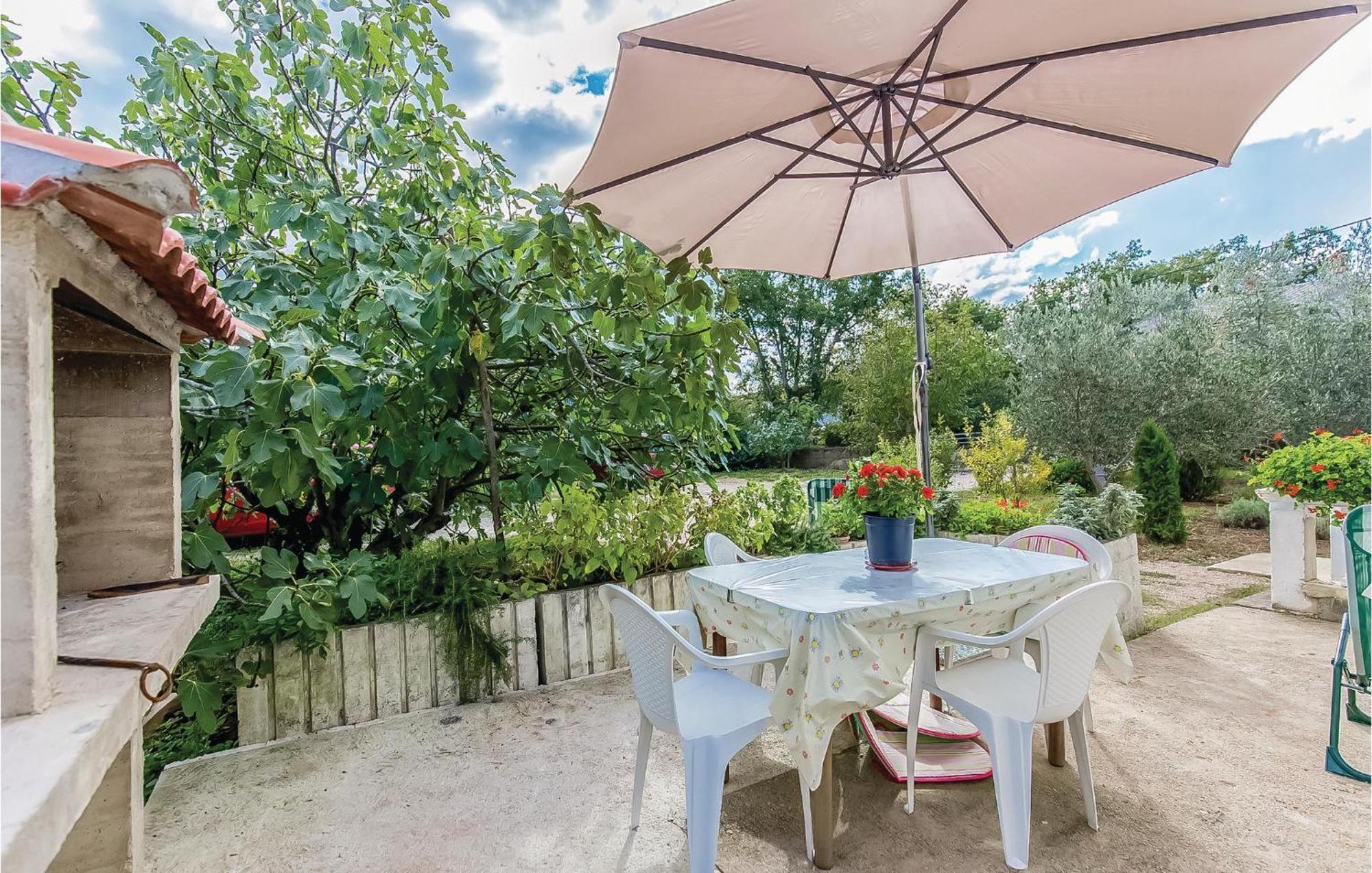 Awesome apartment in Dobrinj with 2 Bedrooms&WiFi Buitenkant foto